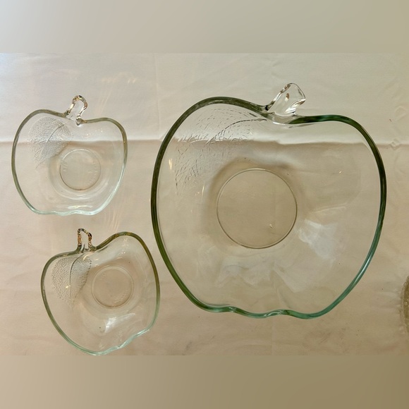 Vintage 1970s Large 9" Apple Shaped Clear Glass Serving Bowl w/Leaf Detailing - Picture 5 of 10